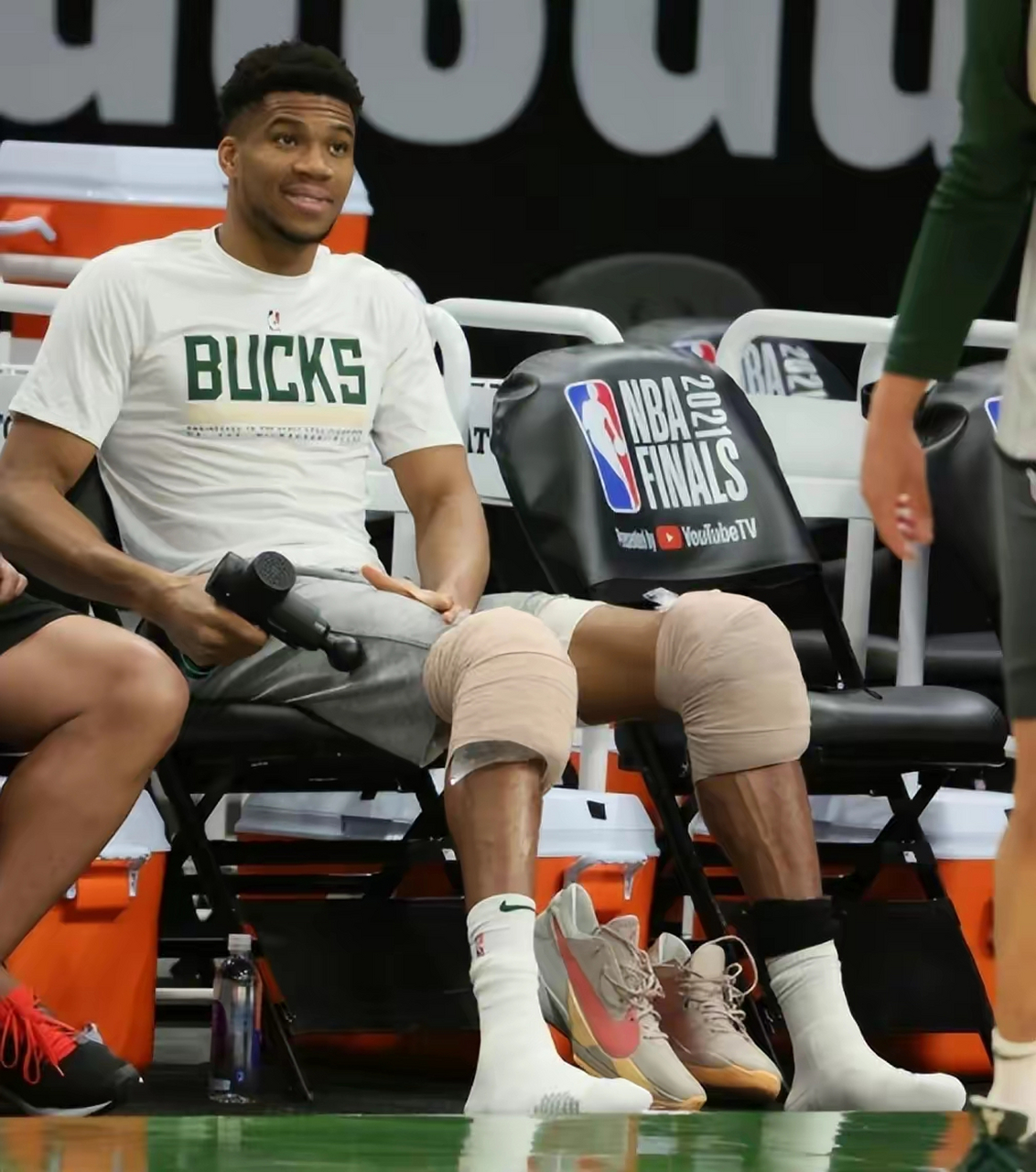 九游手机版-字母哥迎来十赛季出色发挥，巴塞罗那观众热烈欢呼！-九游手机版